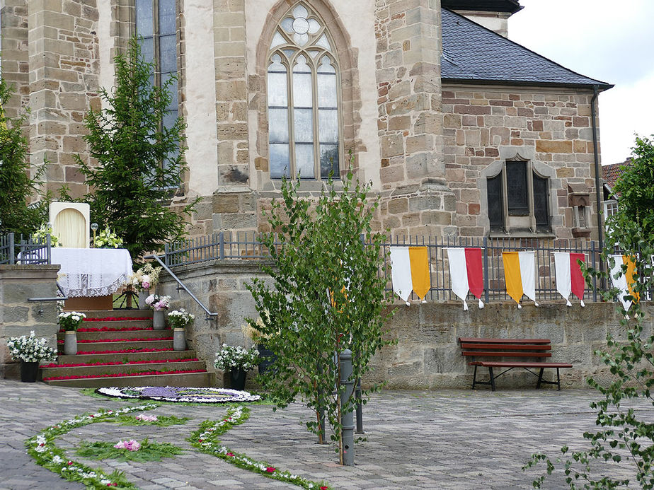 Fronleichnamsaltäre in den Naumburger Straßen (Foto: Karl-Franz Thiede)